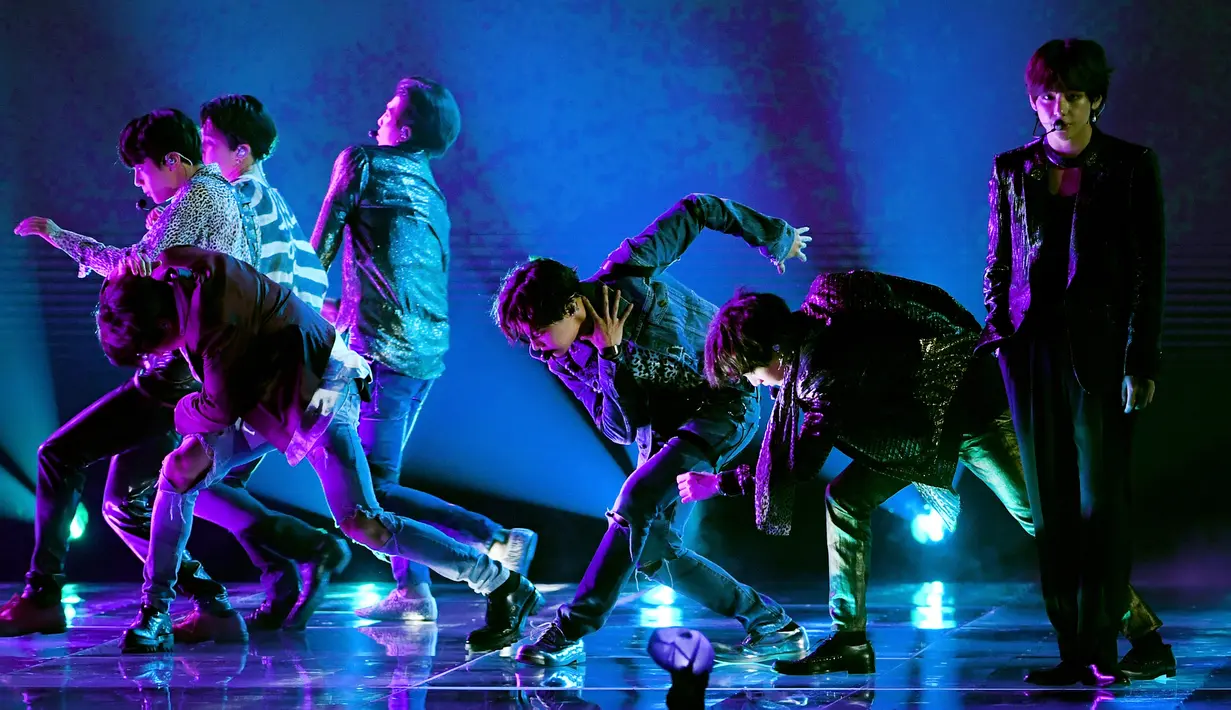 Penampilan Bangtan Boys atau BTS di atas panggung Billboard Music Awards 2018 di Las Vegas, Minggu (20/5). Di sisi lain, BTS kembali BTS membawa pulang piala Top Social Artist di Billboard Music Awards 2018. (KEVIN WINTER/GETTY IMAGES/AFP)