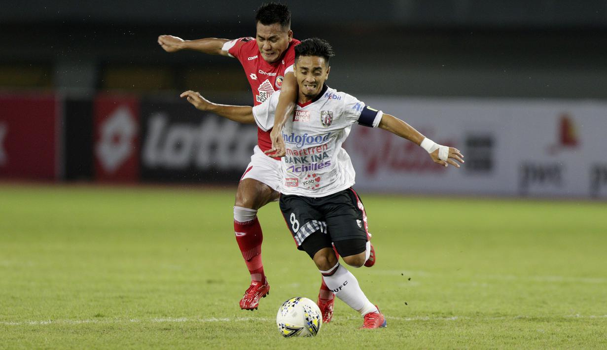 Gelandang Bali United, Taufiq, berusaha melewati  pemain Semen Padang pada laga Piala Presiden 2019 di Stadion Patriot, Jawa Barat, Senin (11/3). Bali United menang 2-1 atas Semen Padang. (Bola.com/M Iqbal Ichsan)