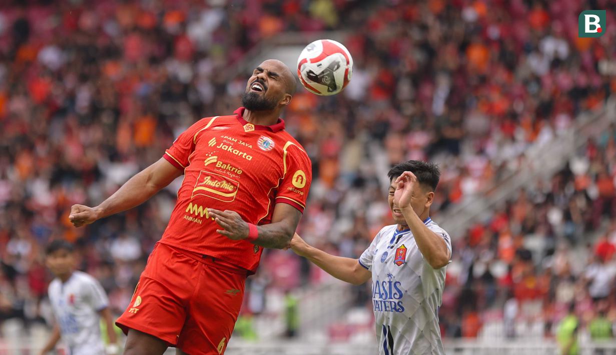 Pemain Persija Jakarta, Thales Lira berusaha mengontrol bola dalam laga lanjutan BRI Super League 2025/2026 melawan Persijap di Stadion Utama Gelora Bung Karno (SUGBK), Senayan, Jakarta, Sabtu (03/01/2025). (Bola.com/Abdul Aziz)