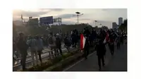 Massa demonstrasi menjebol pagar Gedung BPK yang berada di seberang DPR. (Liputan6.com/Yopi Makdori)