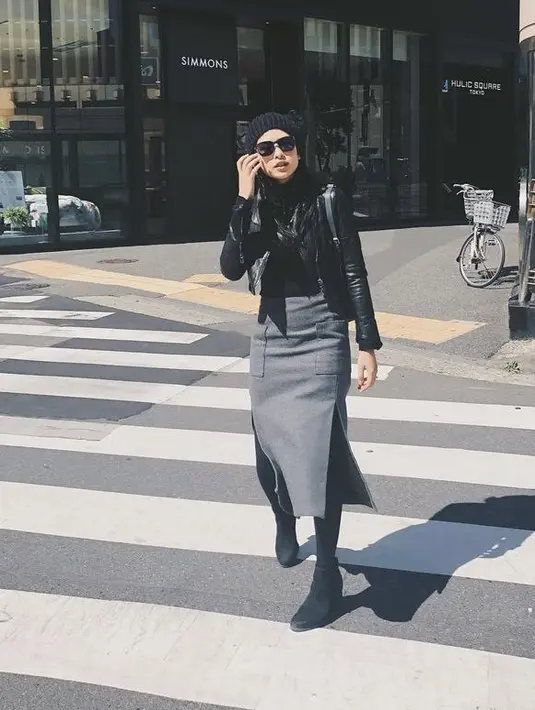 Tampilan edge namun tetap feminim juga ditampilan Maudy Ayuda dengan jaket kulit crop top dikombinasikan turtleneck hitam dan skirt slit maxi warna abi-abu. Sepatu boots pun bisa menjadi pelengkap penampilan. (@maudyayunda)