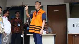 Muhammad Sanusi menunjukan tiga jarinya usai menggunakan hak suaranya di TPS 19 Kelurahan Karet (khusus), di Gedung KPK, Jakarta, Rabu (15/2). Setelah pencoblosan ini, perhitungan tetap dilakukan di TPS setempat. (Liputan6.com/Helmi Affandi)