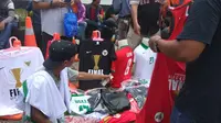 Kaus Timnas Laris Manis di Sela-sela Membeludaknya Antrean Tiket