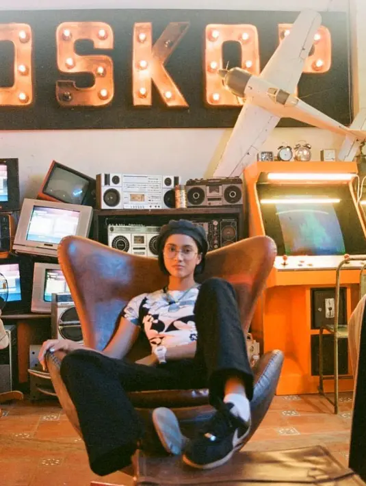 <p>Aksesori topi menjadi fashion statement dalam tampilan sporty chic Aghniny (Foto: Instagram @aghninyhaque)</p>