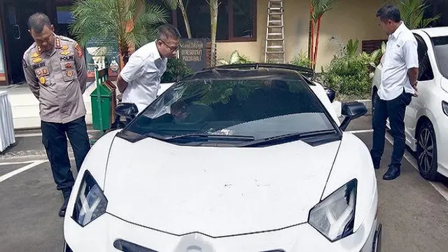 Mobil Lamborghini Aventador yang diamankan di Mapolda Bali, Senin 13 Maret 2023. (Foto: Merdeka.com/Moh. Kadafi)