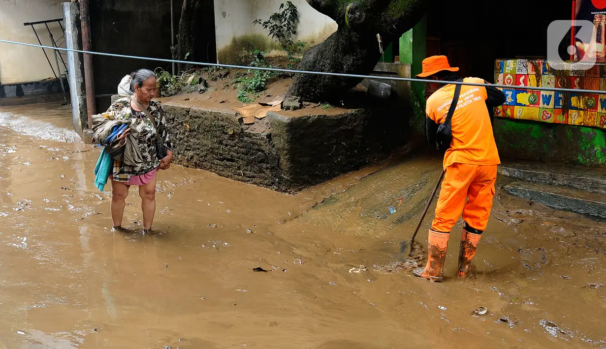 Petugas Penanganan Prasarana dan Sarana Umum (PPSU) melakukan bersih-bersih usai banjir setinggi tiga meter di RT 05/08, Pejaten Timur, Jakarta Selatan, Senin (10/10/2022) Puluhan RT di DKI Jakarta tergenang banjir akibat luapan Sungai Ciliwung yang terjadi pada dini hari tadi. (merdeka.com/Arie Basuki)