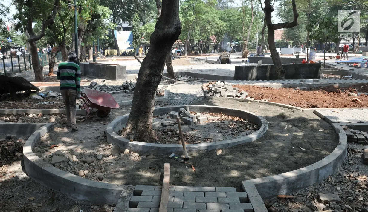 Pekerja menyelesaikan pembangunan Taman Maju Bersama di Taman Gorontalo, Tanjung Priok, Jakarta, Senin (19/8/2019). Taman Maju Bersama merupakan salah satu langkah Pemprov DKI dalam pengendalian kualitas udara di Ibu Kota sekaligus sebagai sarana interaksi masyarakat. (merdeka.com/Iqbal Nugroho)