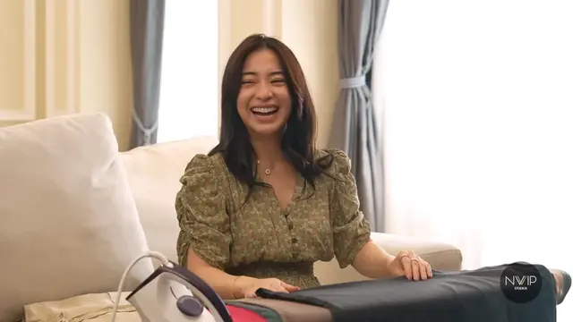 7 Momen Nikita Willy Belajar Menyapu Hingga Menyetrika, Ternyata Menyenangkan