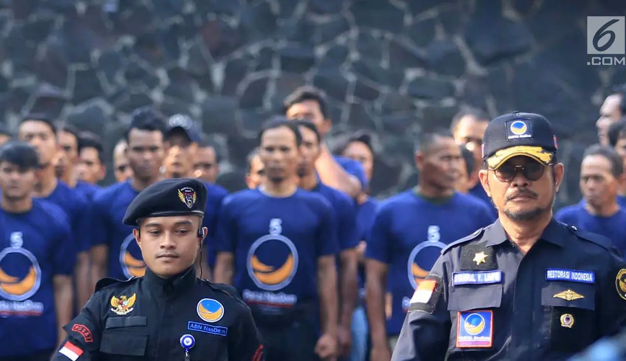 Ketua DPP Partai NasDem Bidang Otda Syahrul Yasin Limpo (kanan) saat memimpin upacara peringatan Hari Kesaktian Pancasila di DPP Partai NasDem, Jakarta, Senin (1/10). Upacara ini diikuti oleh Keluarga Besar Partai Nasdem. (Liputan6.com/Herman Zakharia)