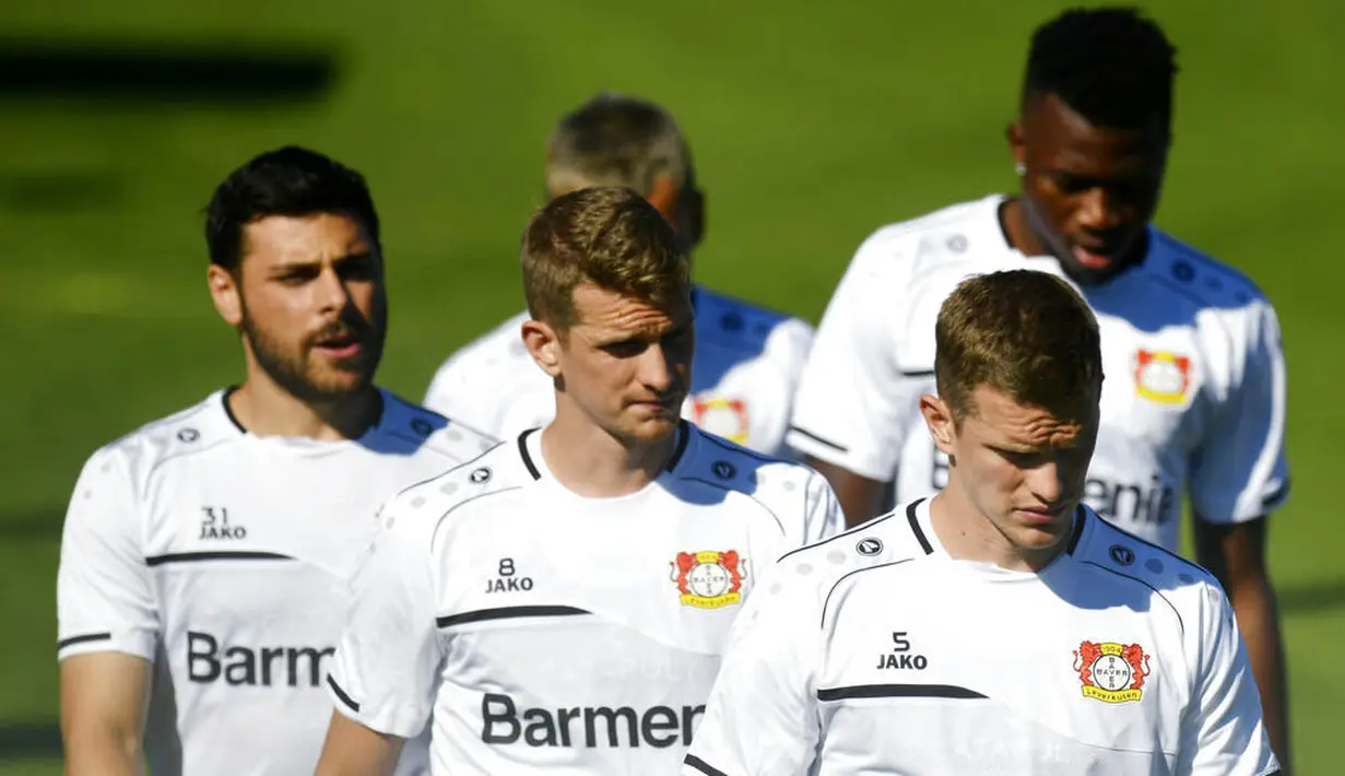 Para pemain Bayer Leverkusen saat sesi latihan jelang laga Liga Europa di Leverkusen, Jerman, Selasa (4/8/2020). Bayer Leverkusen akan berhadapan dengan Glasgow Rangers. (AP Photo/Sascha Schuermann, pool)