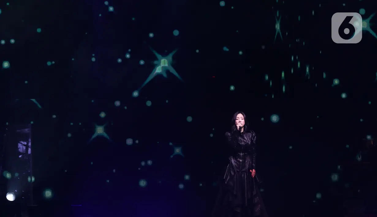 Taeyeon terlihat anggun dengan pakaian berwarna hitam, senada dengan rambut panjangnya yang terurai lurus. Penampilannya itu pun disambut dengan teriakan heboh dan tepuk tangan meriah penggemar. (Liputan6.com/Helmi Fithriansyah)