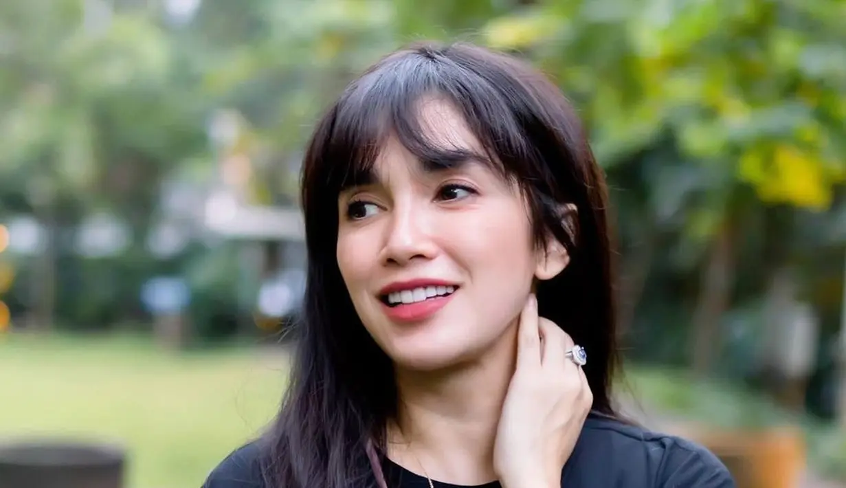 <p>Wajah Ussy Sulistiawaty yang masih kencang serta badannya yang terlihat singset membuatnya terlihat seperti seorang ABG. (FOTO: instagram.com/ussypratama/)</p>