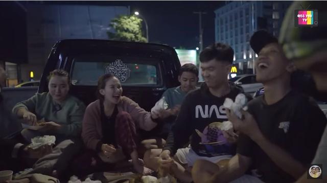 8 Potret Ayu Ting Ting Lakukan Sahur On The Road, Santai Naik Mobil Pick Up