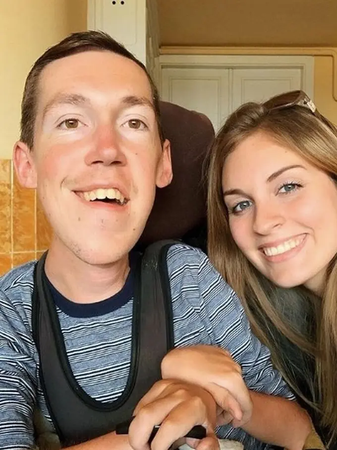 Shane Burcaw dan Hannah Aylward