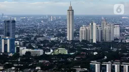 Lanskap permukiman penduduk dan gedung bertingkat di Jakarta, Minggu (28/11/2021). Direktur Perumahan dan Permukiman Kementerian PPN/Bappenas Tri Dewi Virgiyanti mengatakan tren penduduk yang tinggal di perkotaan diproyeksikan terus mengalami peningkatan. (Liputan6.com/Johan Tallo)