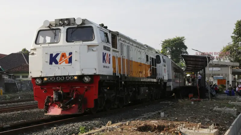 Jalur kereta api antara Stasiun Cibadak-Parungkuda, Sukabumi, Jawa Barat yang sempat tertutup material longsor sudah bisa dilewati Selasa pagi (21/6/2022).