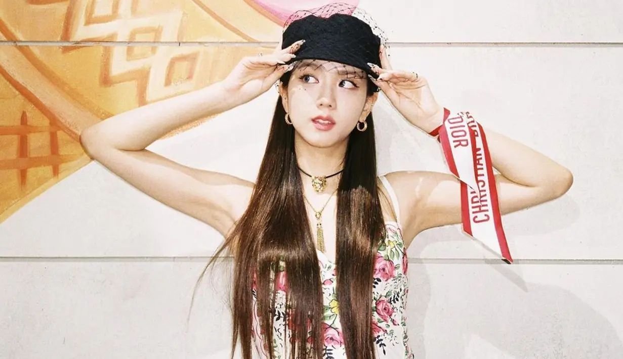 Gaya Jisoo Blackpink yang diunggah di akun Instagram pribadinya ini juga menjadi sorotan netizen. Memadukan topi dari brand ternama, penampilan simpel pemain Snowdrop ini juga bisa dijadikan inspirasi. (Liputan6.com/IG/@sooyaaa__)