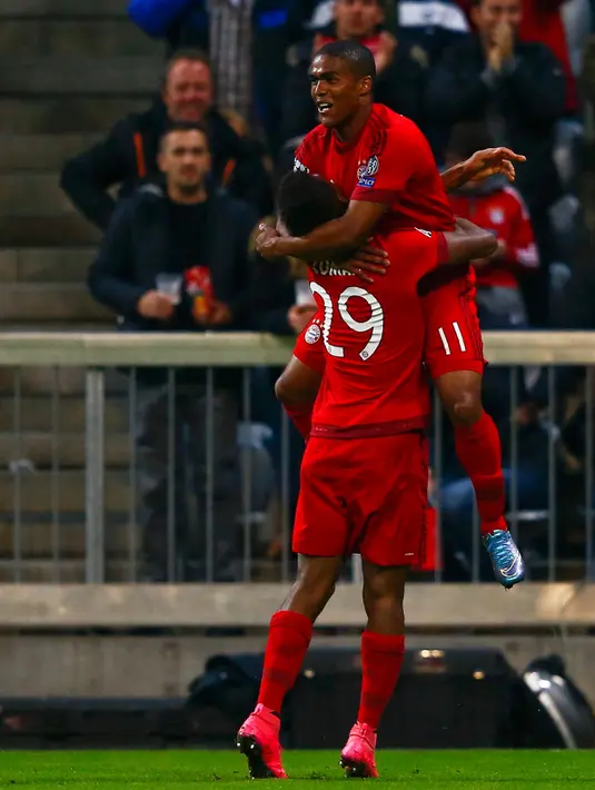 Gelandang Muenchen, Douglas Costa (kanan) melakukan selebrasi usai mencetak gol ke gawang Dinamo Zegreb pada laga Liga Champions di Allianz Arena, Jerman (30/9/2015). Muenchen menang telak atas Dinamo Zegreb dengan skor 5-0. (REUTERS/Michael Dalder)