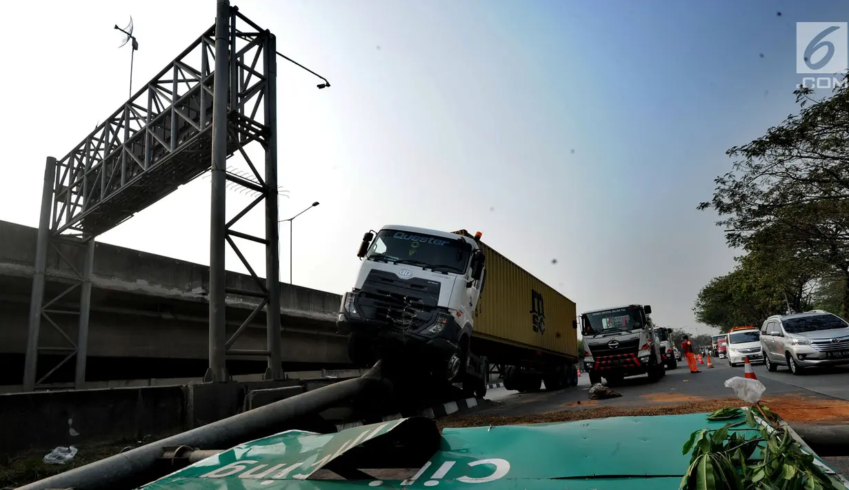 Kendaraan berat kontainer menabrak jalur pembatas pintu masuk tol akses Tanjung Priok di Jalan Raya Cilincing, Jakarta Utara, Sabtu (17/8/2019). Kejadian pada pukul 03.00 dini hari tadi terjadi akibat sopir mengantuk. Tidak ada korban jiwa dalam kejadian ini. (merdeka.com/Arie Basuki)