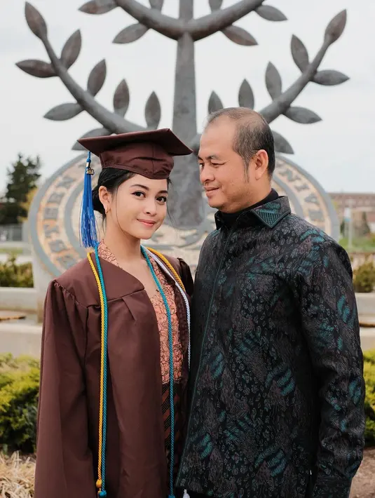 Di momen kelulusannya,  Yoriko didampingi sang ayah yang mengenakan kemeja batik nuansa hitam. [Foto: IG/yorikooangln_].