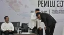 Wapres terpilih Ma'ruf Amin bersalaman dengan Habiburokhman mewakili Paslon nomor urut 02 saat menerima salinan putusan pada Rapat Pleno Terbuka Penetapan Presiden dan Wakil Presiden Terpilih Pemilu 2019 di Gedung KPU, Jakarta, Minggu (30/6/2019). (merdeka.com/Iqbal S Nugroho)