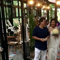 Wong Aksan menikah di Bali. (Instagram/djenarmaesaayu)