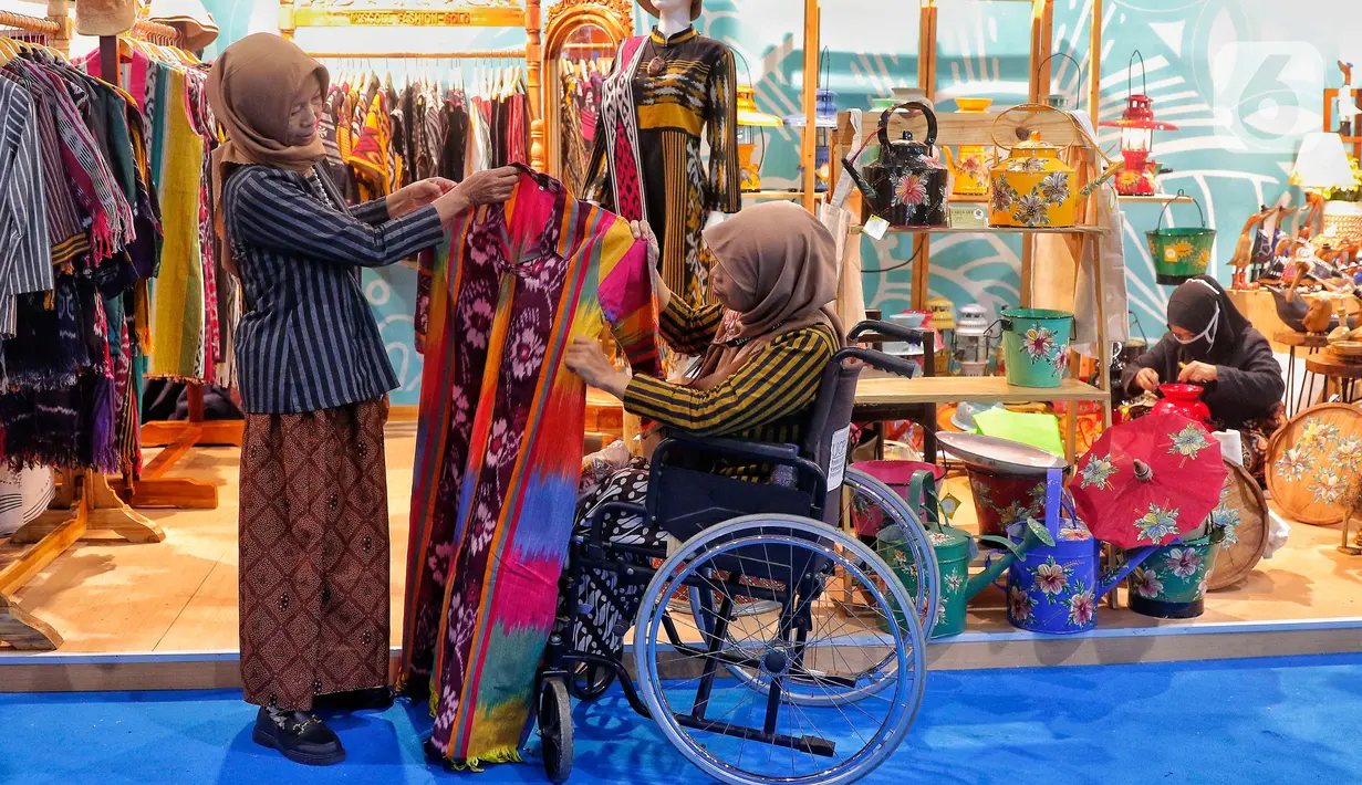 Pengunjung memilih produk kerajinan pada pameran The Jakarta International Handicraft Trade Fair (INACRAFT) 2023 di Jakarta Convention Center, Jakarta, Rabu (1/3/2023). Pameran produk kerajinan terbesar di Asia Tenggara ini menghadirkan 1.118 UKM dari 1.200 booth yang ikut serta dalam pameran kali ini. (Liputan6.com/Angga Yuniar)