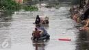 Pemulung melintasi Kali Ciliwung usai mengais sisa pembongkaran rumah warga KampungPulo, Jakarta, Jumat (21/8/2015). Penggusuran terkait rencana Pemprov DKI Jakarta yang akan melakukan normalisasi Kali Ciliwung. (Liputan6.com/Helmi Fithriansyah)