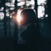 Ilustrasi sedih, sendirian, kesepian, patah hati, putus cinta. (Photo by Riccardo Mion on Unsplash)