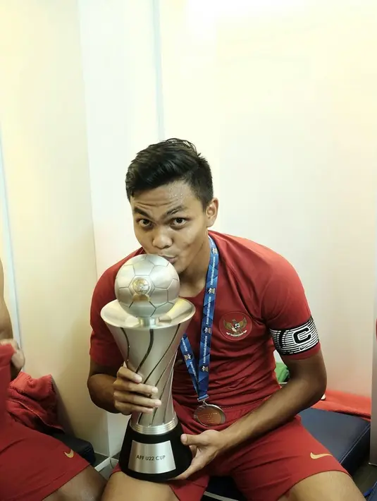 Rachmat Irianto tampil sangat apik di ajang Piala AFF U22 2019. Pemain bernomor punggung 22 ini berhasil menjadi kapten yang apik sehingga pertahanan Garuda Muda di ajang tersebut sangat susah ditembus. (Liputan6.com/IG/@rachmatirianto)