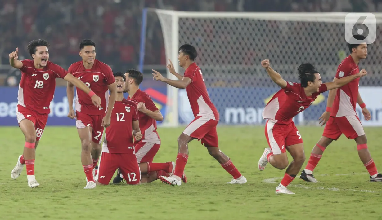 Pemain Timnas Indonesia saat merayakan kemenangan atas Thailand di babak Semifinal Piala AFF U-23 2025 di Stadion Utama Gelora Bung Karno (SUGBK) Jakarta, Jumat (25/7/2025). (Liputan6.com/Helmi Fithriansyah)