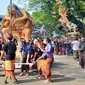 Umat Hindu menjelang Hari Raya Nyepi menggelar pawai ogoh-ogoh bagian dari upacara Tawur Agung Kesanga di Tugu Malang pada Selasa, 21 Maret 2023 (Liputan6.com/Zainul Arifin)&nbsp;