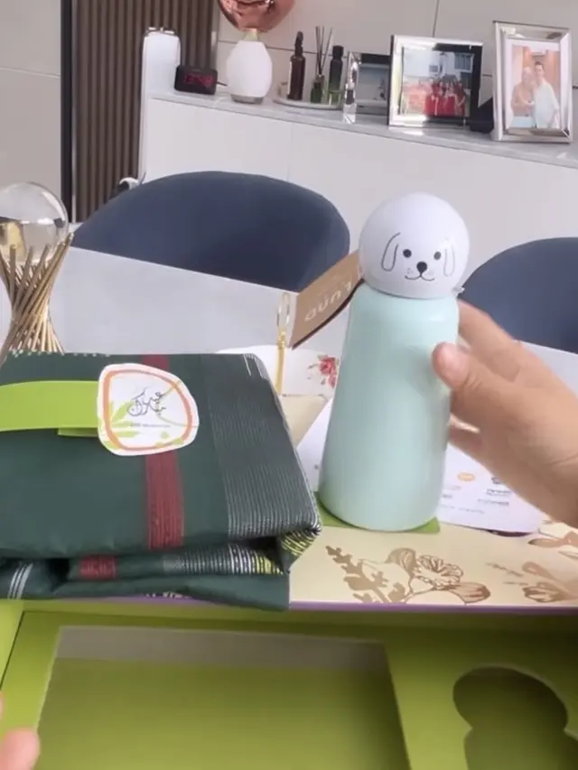 Potret Isi Hampers Lebaran Raffi Ahmad dan Nagita Slavina yang dibagikan Titi Kamal.credit: Instagram @titi_kamall