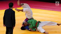 Atlet beladiri Kurash Indonesia, Putu Wiradamungga Adesta saat bertarung dengan Yuhsuan Lo dari China Taipei di 16 besar di kelas putra dibawah 90 kg di JCC Senayan, Jakarta, Kamis (30/8). Indonesia kalah 0-5 atas China Taipei. (Liputan6.com/Fery Pradolo)