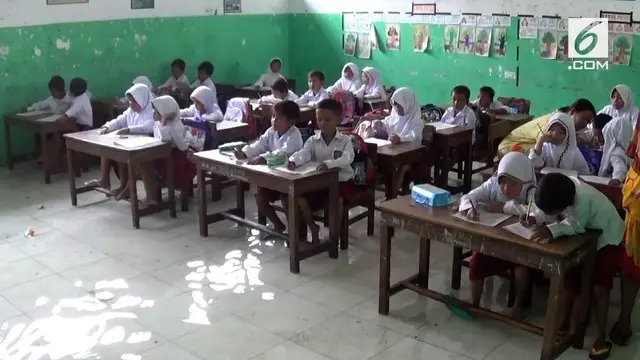 VIDEO: Miris, Siswa Ikuti Ujian di Tengah Kepungan Banjir Rob