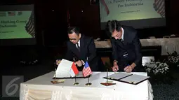 Menteri ESDM Sudirman Said(kiri) dan  Dubes Amerika Serikat Robert Blake saat penandatangan Nota Kesepahaman mengenai Power Working Group antara Indonesia-Amerika Serikat di kantor PLN Pusat, Jakarta, Rabu (2/9/2015).(Liputan6.com/Johan Tallo)