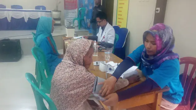 Warga binaan PGE unit Karaha tengah melakukan pemeriksaan kesehatan