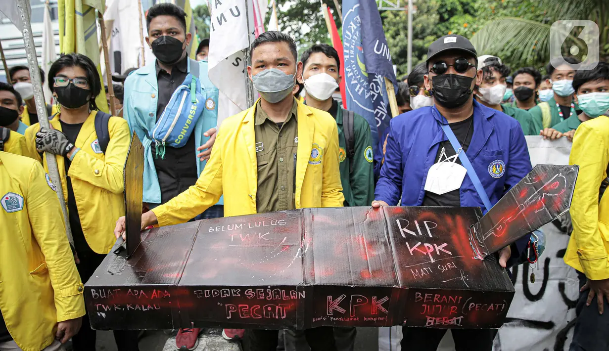 Mahasiswa yang tergabung dalam Aliansi BEM Seluruh Indonesia (BEM SI) menggelar aksi di sekitar Gedung Merah Putih KPK, Jakarta, Senin (27/9/2021). Aksi yang diikuti ratusan mahasiswa tersebut menuntut pembatalan pemecatan 57 pegawai KPK pada 30 September mendatang. (Liputan6.com/Faizal Fanani)