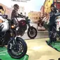 Benelli Indonesia memanfaatkan panggung Telkomsel IIMS 2019 untuk meluncurkan Benelli Leoncino 500 dan TRK 502 X. (Septian / Liputan6.com)