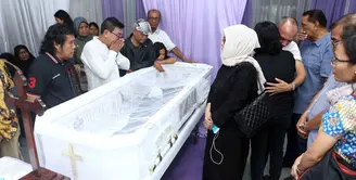 Tidak ada yang mendapat firasat sebelum musisi senior Bartje Van Houten menghembuskan napas terakhirnya. Sebelumnya, beberapa saat sebelum meninggal Bartje masih sempat bertemu dengan anak pertamanya. (Nurwahyunan/Bintang.com)