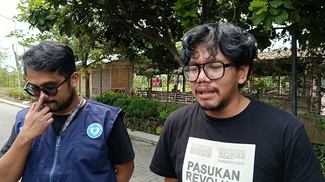 Ferry Irwandi salurkan bantuan untuk korban banjir Sumatra. (Liputan6.com/Reza Efendi)