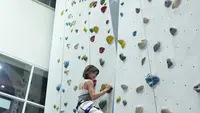 Potret Sabrina Chairunnisa Coba Tantangan Wall Climbing