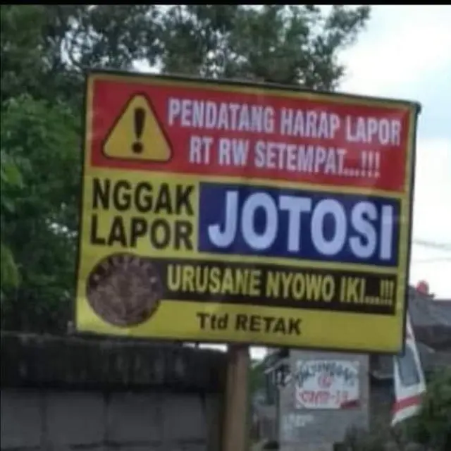 6 Tulisan Kreatif Baliho Himbauan Soal Covid-19 Ini Sukses Bikin Patuh