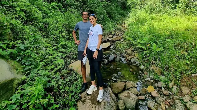 Najwa Shihab bersama sang suami, Ibrahim Sjarief Assegaf tengah berada di kaki gunung Salak. Keduanya tengah melakukan olahraga. (Foto: Instagram/@najwashihab)