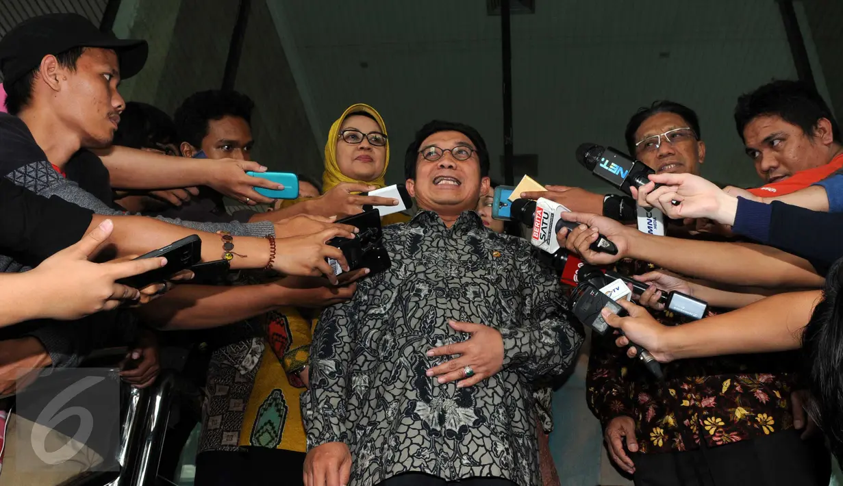 Ketua Dewan Komisioner OJK, Muliaman D Hadad saat menjawab pertayaan pers di Gedung KPK, Jakarta, Jumat (19/02). Kerjasama untuk penanganan tindak pidana korupsi yang bersinggungan dengan lembaga jasa keuangan atau perbankan. (Liputan6.com/Helmi Afandi)