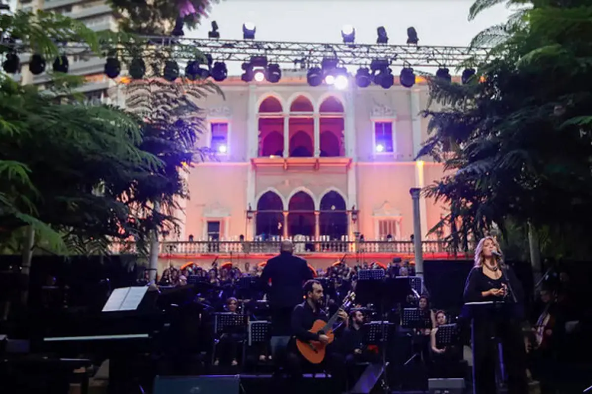 Acara tersebut diadakan di taman Istana Sursock, yang jendela, atap genteng merah, langit-langit dan perabotan rusak akibat ledakan Beirut, Lebanon (AFP)