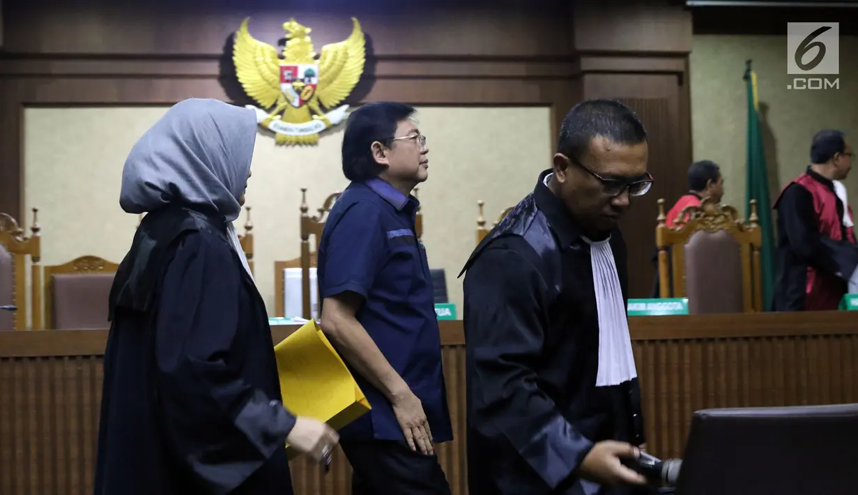 Advokat Lucas (kedua kiri) usai menjalani sidang dakwaan di Pengadilan Tipikor, Jakarta, Rabu (7/11). Lucas didakwa menghalangi proses penyidikan KPK terhadap tersangka mantan petinggi Lippo Group, Eddy Sindoro. (Liputan6.com/Helmi Fithriansyah)