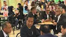 Jokowi duduk di foodcourt dengan atasan kaos lengan panjang warna hitam dan menyematkan pin kenegarannya. [@faiqairudin]