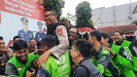 Pesan Damai Ketika Sang Penjaga Malam Tim Jaguar Polres Metro Depok Diarak dan Digendong Puluhan Ojol Saat Purna Tugas