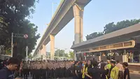 BEM UI Demo di Mabes Polri, Bawa Karangan Bunga